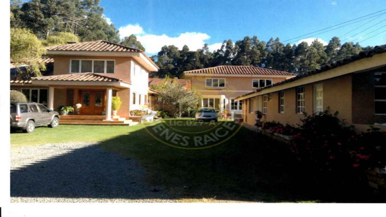 Villa/Casa/Edificio de Venta en Cuenca Ecuador sector Jardines Del Río 