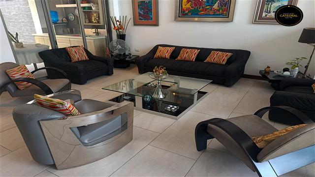 Villa Casa de Venta en Cuenca Ecuador sector Urb. Los Parques - Ceibos