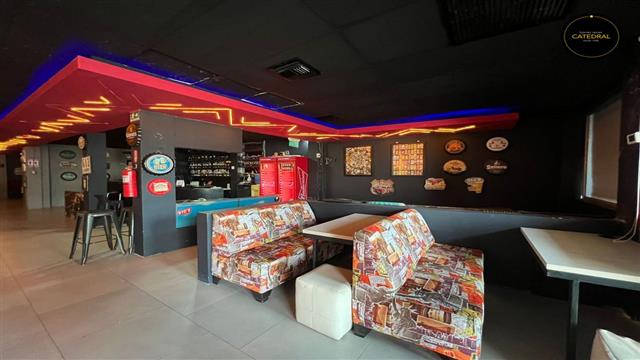 Local Comercial/Oficina de Alquiler en Cuenca Ecuador sector Urdesa - Av. Víctor Emilio Estrada