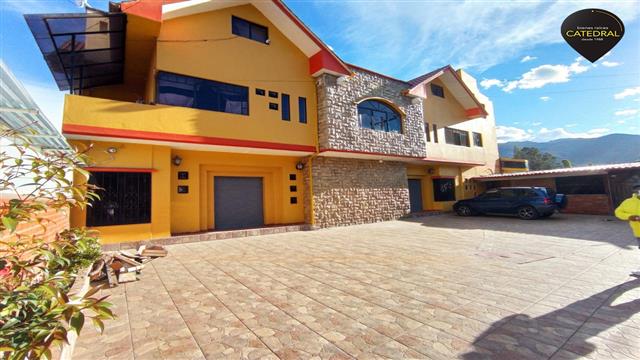 Villa Casa de Venta en Cuenca Ecuador sector San Joaquin - Medio Ejido