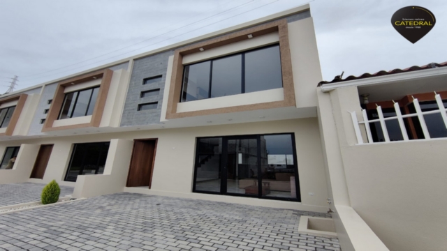 Villa Casa de Venta en Cuenca Ecuador sector Charasol-condominio el Altor