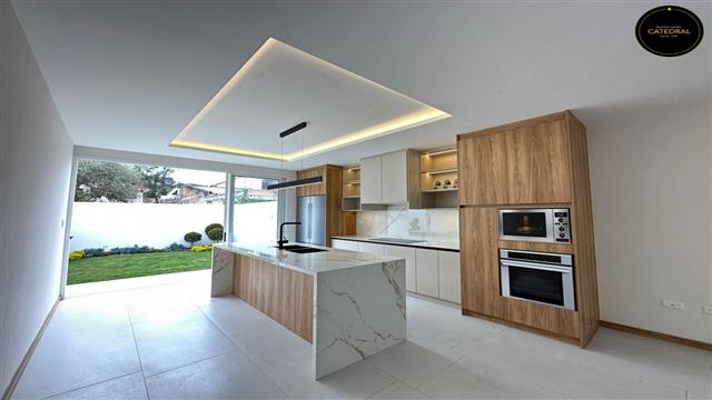 Villa/Casa/Edificio de Venta en Cuenca Ecuador sector Jardines del Rio