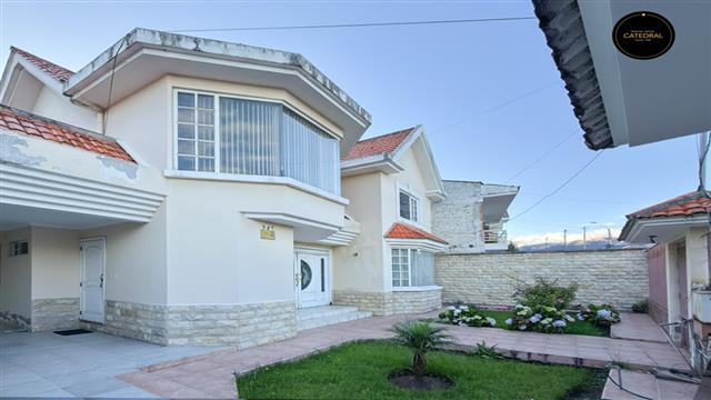 Villa Casa de Venta en Cuenca Ecuador sector Remigio Crespo-Totems