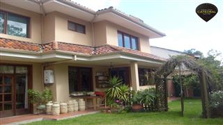 Villa Casa de Venta en Cuenca Ecuador sector Hotel Oro Verde